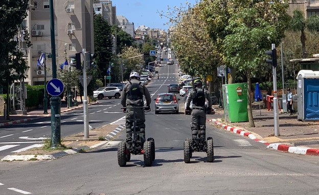 שוטרים רוכבים על סגווי ברחובות בני ברק (צילום: דוברות המשטרה)