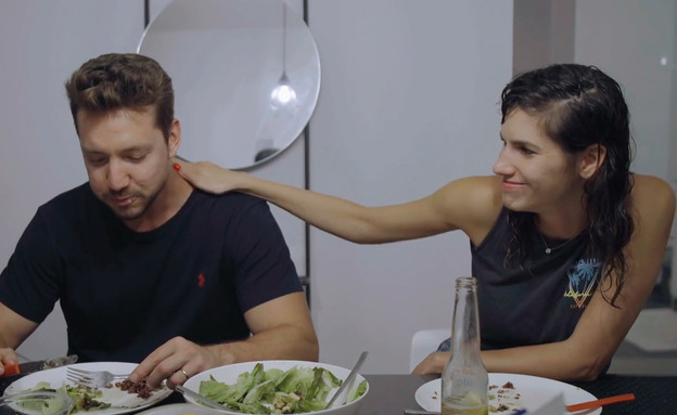 הדר מנסה להבין מה קורה כשאמא של דניס מגיעה 