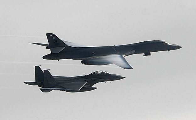 מטוסי קרב ומפציץ (צילום: handout, GettyImages)