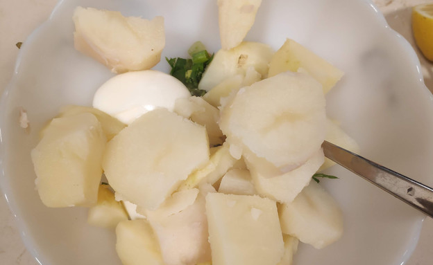 נועה מכינה ​סלט תפוחי אדמה (צילום: עצמי)