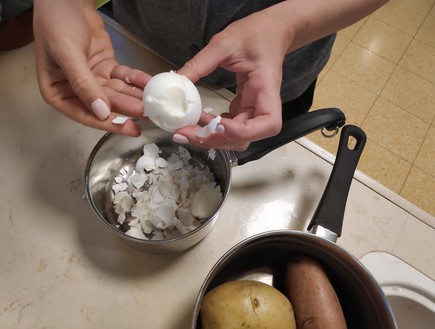נועה מכינה ​סלט תפוחי אדמה (צילום: עצמי)