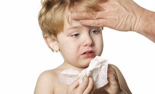 ילד עם ממחטה ודמעות (צילום: istockphoto)