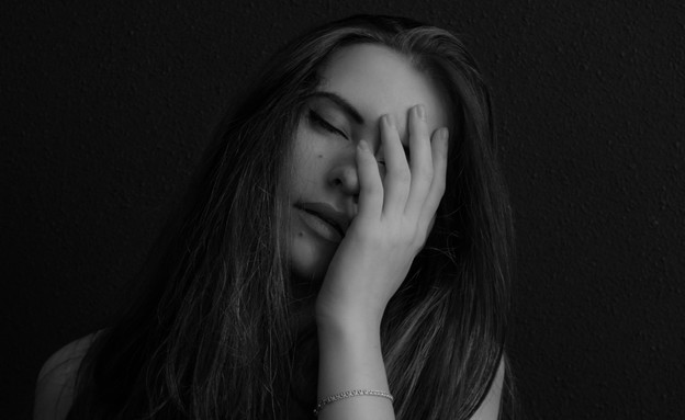 אישה סובלת מכאב ראש (צילום: T.Miahkova, Shutterstock)