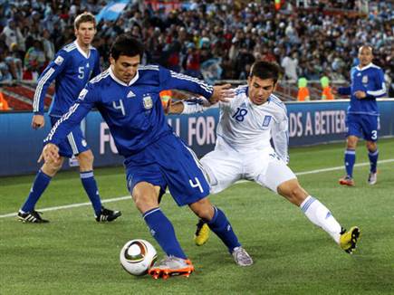 ניניס במדי נבחרת יוון במונדיאל 2010. (GETTY) (צילום: ספורט 5)