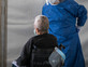 טיפול בקשישים בזמן קורונה (צילום: נתי שוחט, פלאש/90 )