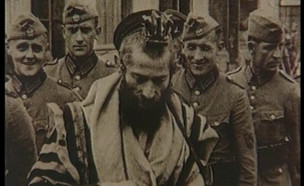 יהודי דתי וחיילים נאציים (צילום: אור גץ, חדשות)