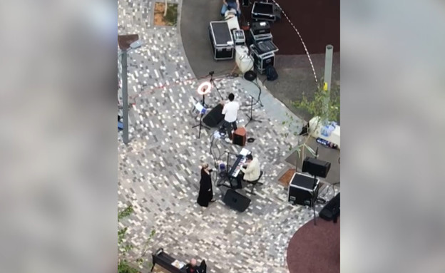 גיא זוארץ ויעל בר זוהר מפתיעים את השכנים