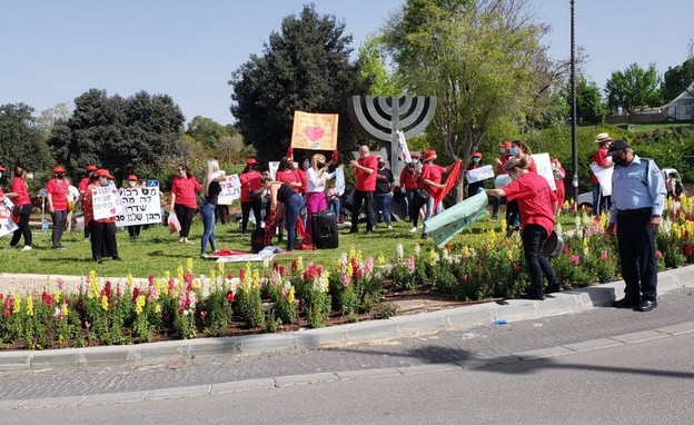 הפגנת העצמאיים על הגבלות הקורונה מול הכנסת (צילום: החדשות12)