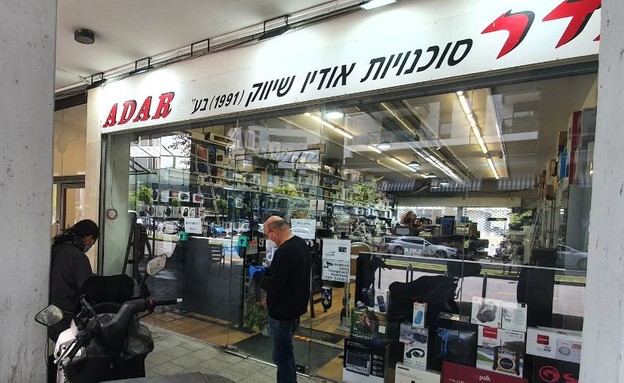 בעלי עסקים וחנויות בתל אביב שחזרים לעבוד (צילום: N12)