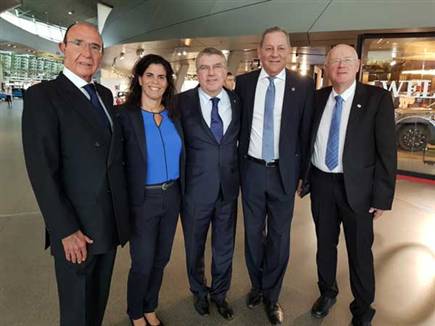 (בצילום מימין לשמאל: גילי לוסטיג, יגאל כרמי, תומס באך יו"ר ה-IOC,  (צילום: ספורט 5)