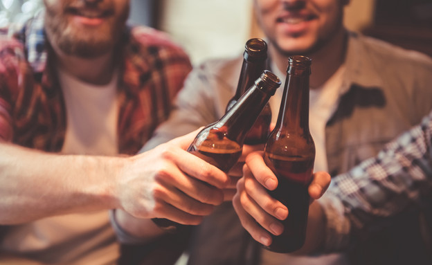 חברים שותים בירה (צילום: shutterstock_By George Rudy)