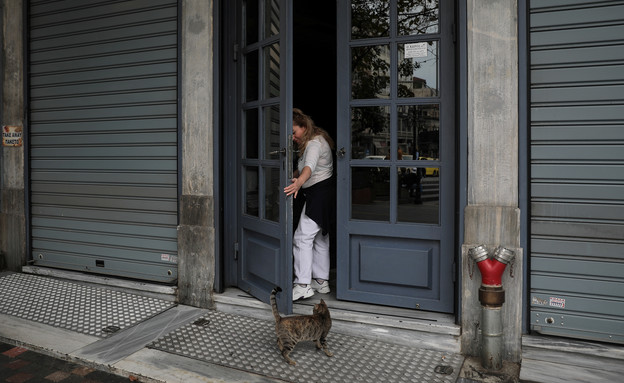 מסעדה סגורה ביוון בגלל הקורונה (צילום: רויטרס_)