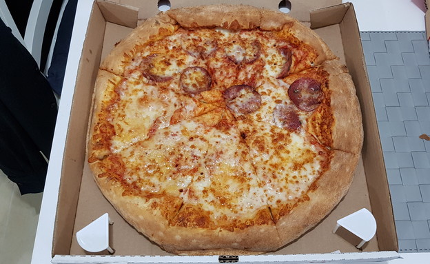 פיצה פפרוני ו-3 גבינות, פאפא ג'ונס (צילום: רון בר-אל, mako אוכל)