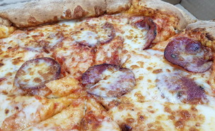 פיצה פפרוני, פאפא ג'ונס (צילום: רון בר-אל, mako אוכל)