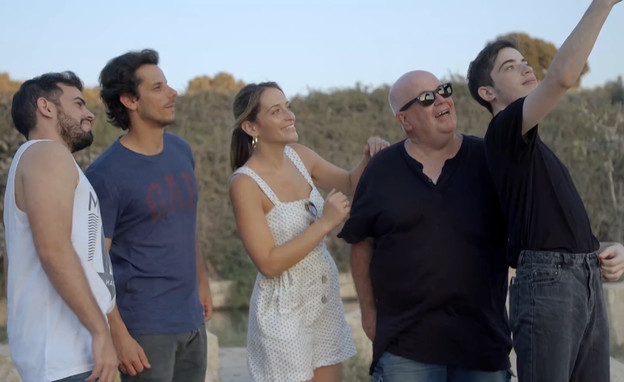 מאור מתחבר למשפחה של מור 