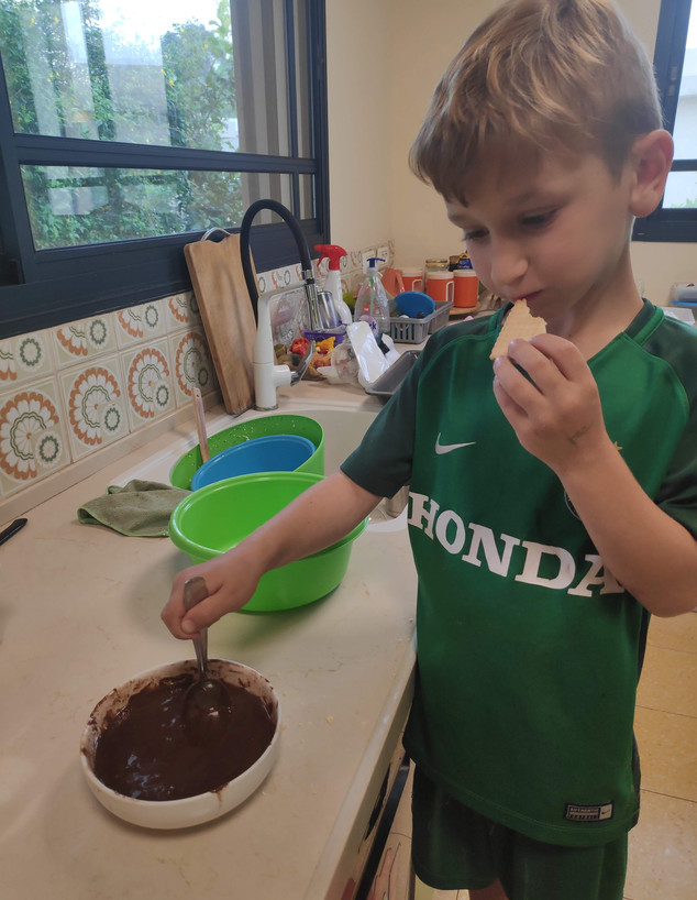 נועה מכינה נקניק שוקולד (צילום: אלון חן)
