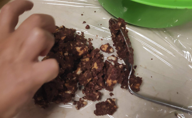 נועה מכינה נקניק שוקולד (צילום: אלון חן)