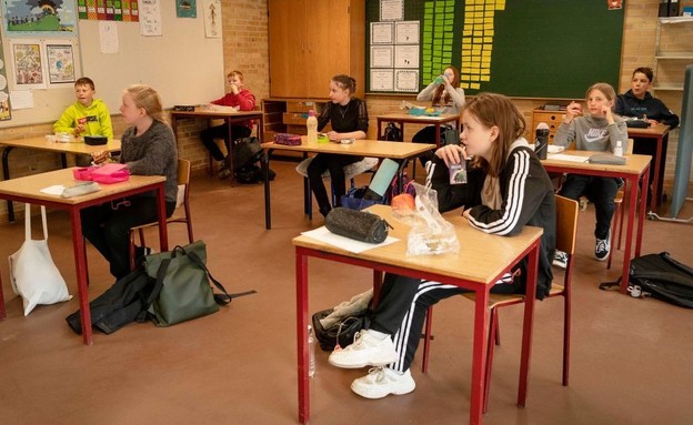 תלמידים בדנמרק אוכלים בכיתה, 15 באפריל (צילום: AFP)