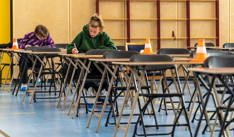 תלמידים נבחנים בהולנד, 21 באפריל (צילום: gettyimages)