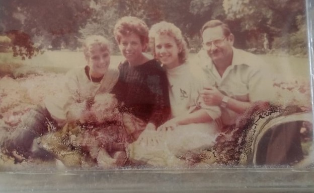 ליאן סלע עם הוריה ואחותה (צילום: מתוך אלבום תמונות משפחתי)