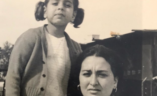 גליה וולוך ואמא שלה (צילום: מתוך אלבום תמונות משפחתי)