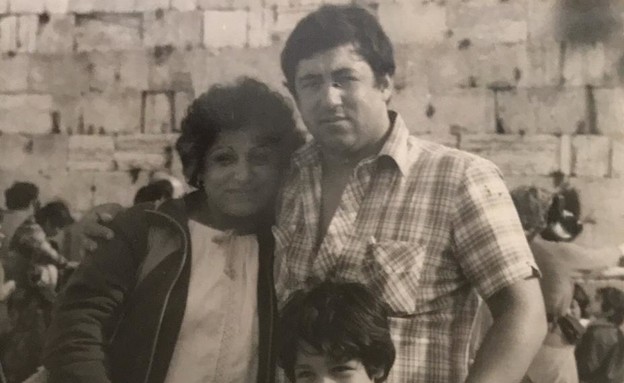 חגית אליאס עם הוריה ואחיה (צילום: מתוך אלבום תמונות משפחתי)