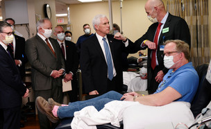סגן נשיא ארה"ב מבקר בבית חולים ללא מסיכה (צילום: רויטרס, רויטרס_)