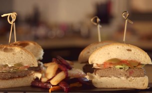 המבורגר פטריות וצ'יפס (צילום: מתוך אמהות מבשלות ביחד, ערוץ 24 החדש)