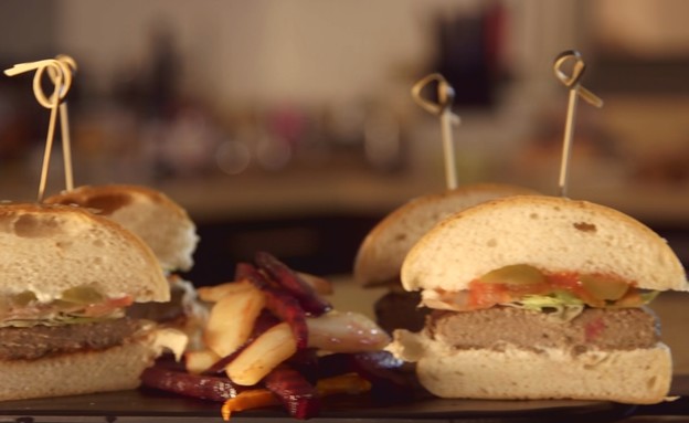 המבורגר פטריות וצ'יפס (צילום: מתוך אמהות מבשלות ביחד, ערוץ 24 החדש)