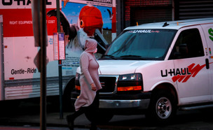 משאית ובה אותרו גופות של מתי קורונה בברוקלין, ניו  (צילום: רויטרס_)