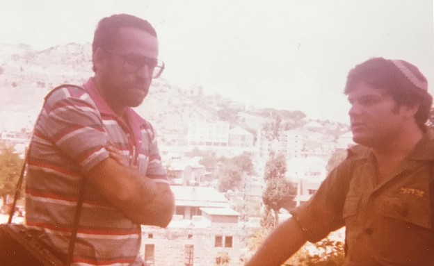 חיים הכט ומנחם הורוביץ על רקע העיירה ג'זין שבלבנון