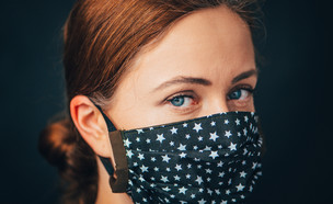 אישה חובשת מסכת בד (צילום:  kovop58, Shutterstock)