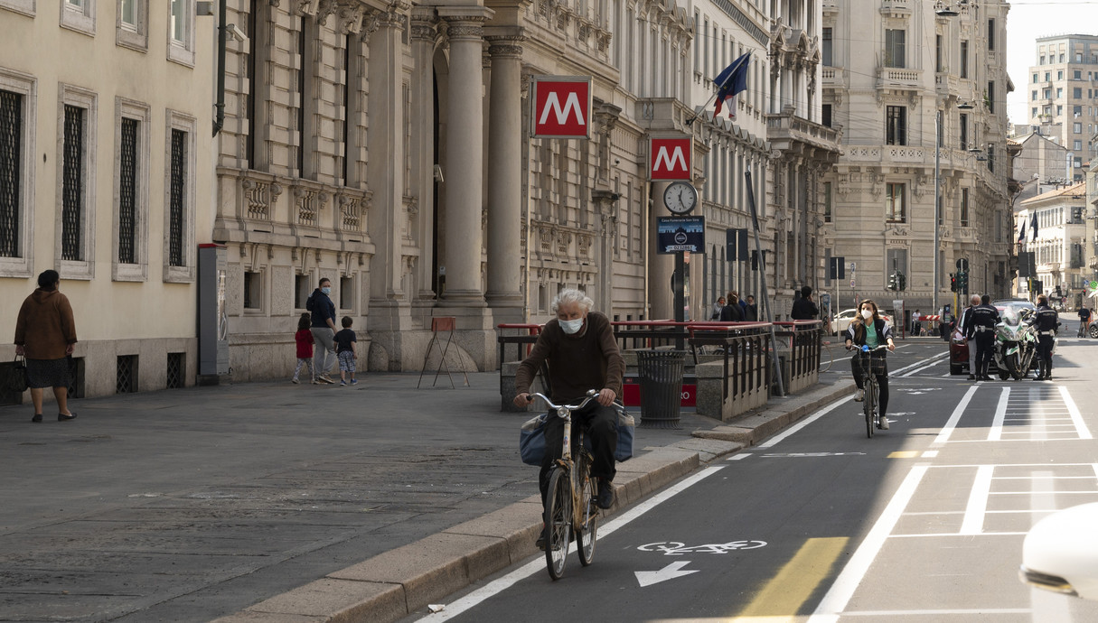 רוכבי אופניים במילאנו