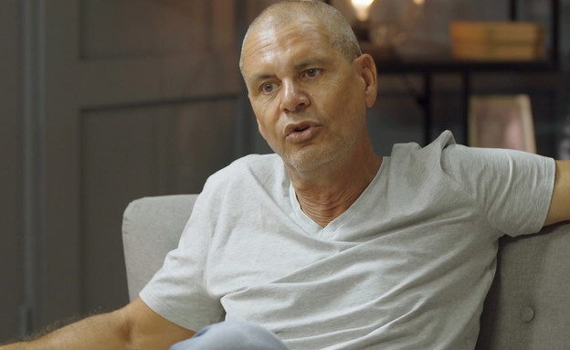 אריק מספר לדני על החוויות מהטיול בספרד