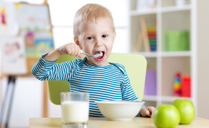 ילד אוכל (צילום:  Oksana Kuzmina, shutterstock)
