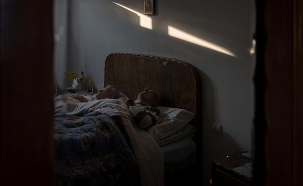 סבא וסבתא ישנים במיטה (צילום: רויטרס)