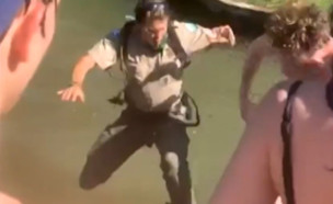 פקח אמריקני נדחף ע"י צעיר לתוך האגם (צילום: CNN)
