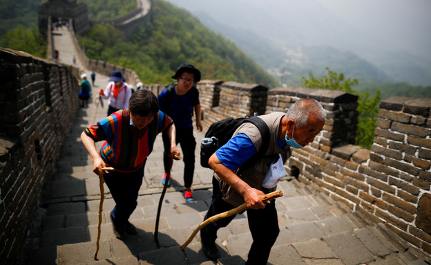 תיירים בחומה הסינית אחרי שחרור הסגר על סין (צילום: reuters)