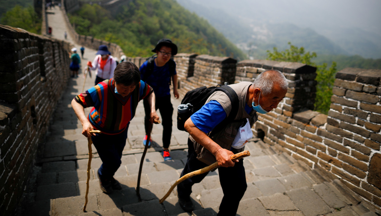 תיירים בחומה הסינית אחרי שחרור הסגר על סין