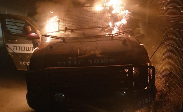 רכב מג"ב שעלה באש ליד אבו דיס (צילום: דוברות המשטרה)