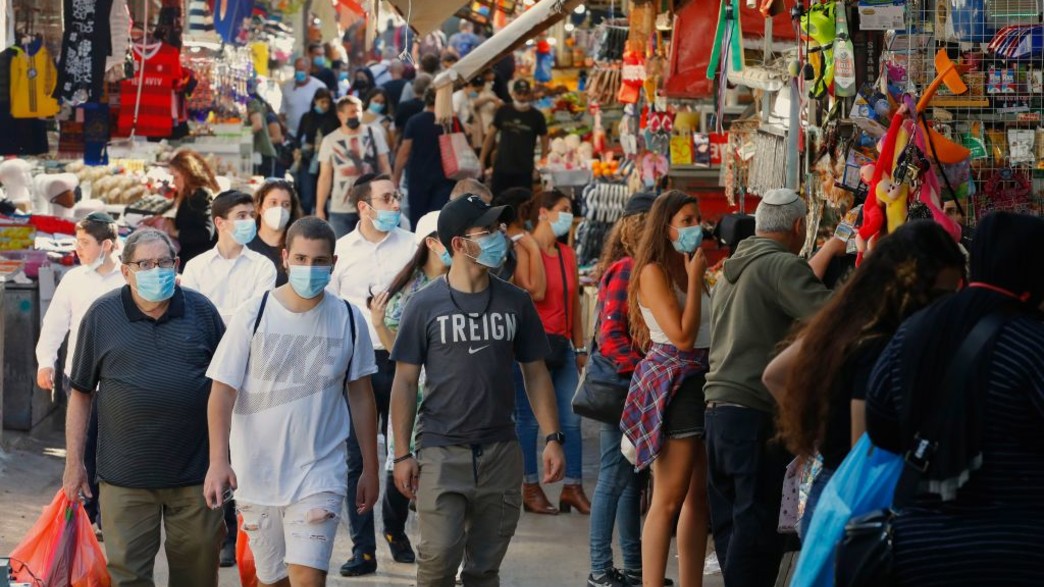 חוזרים לשגרה אחרי הקורונה - שוק הכרמל בסוף השבוע (צילום: JACK GUEZ, AFP)