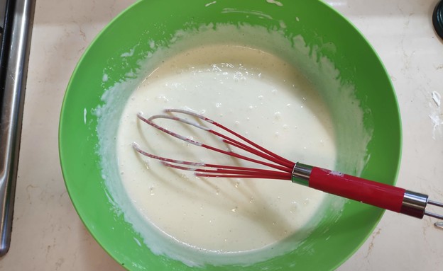 נועה מכינה פשטידת גבינה מתוקה (צילום: צילום ביתי)