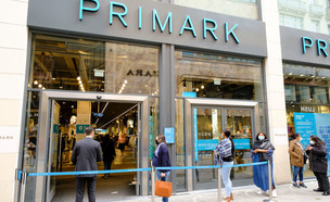 תור לחנות פריימרק בבריסל בזמן הקורונה (צילום: Thierry Monasse/Getty Images)