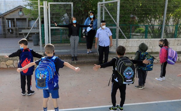 קורונה בישראל - בית ספר במבשרת ציון חוזר לשגרה (צילום: EMMANUEL DUNAND, AFP)