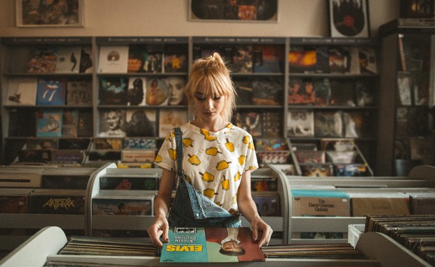 בחורה בחנות תקליטים (צילום: jamakassi, unsplash)