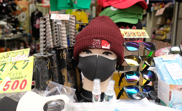 מסכה בחנות בטוקיו (צילום:  image_vulture / Shutterstock.com)
