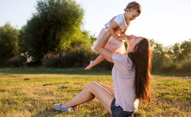 אמא וילדה (צילום:  PHTGRPHER_EVERYDAY | shutterstock)