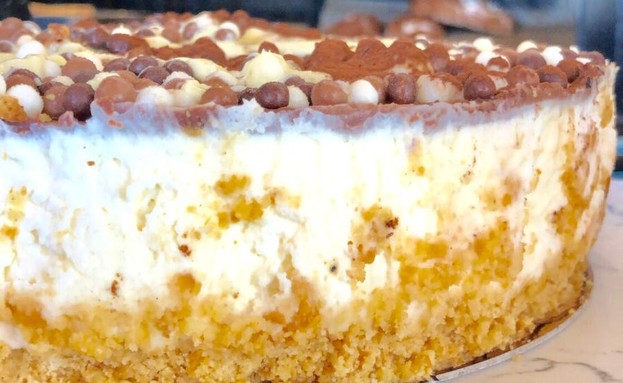 עוגת גבינה פירורים עם שוקולד לבן ולוטוס G27 (צילום: לירן צדיק, יח"צ)