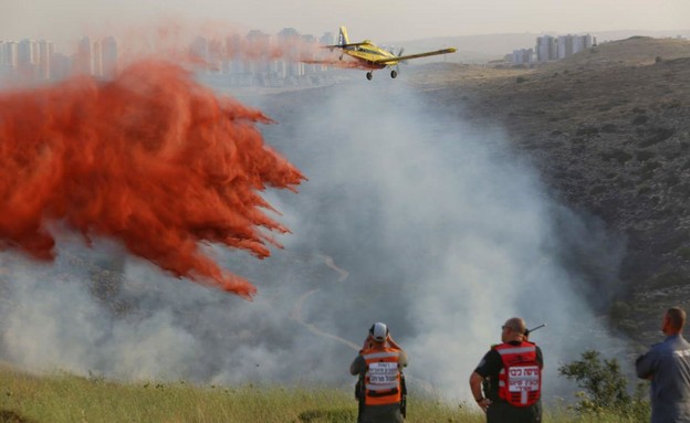 כיבוי השרפה באלעד (צילום: ארז כרמל, מערך הכיבוי האווירי)