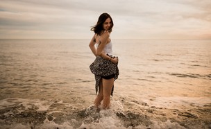אישה בים (צילום: Kinga Cichewicz / Unsplash)
